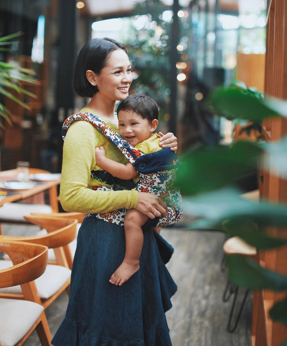 Cuma pakai kaus, 8 gaya mix & match Andien Aisyah ini kece maksimal