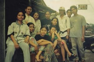 Satu dari 11 orang desa di foto jadul ini sekarang artis top, hebat