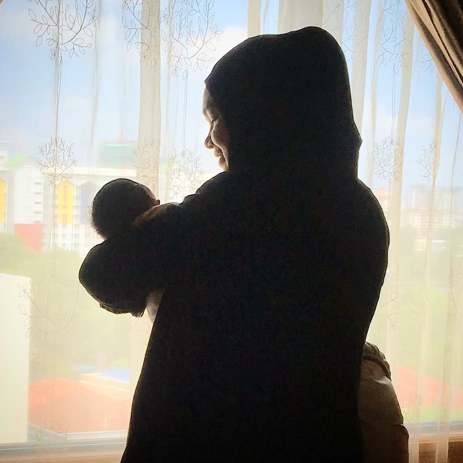 Begini momen pertama kali Siti Nurhaliza gendong bayinya, telaten abis