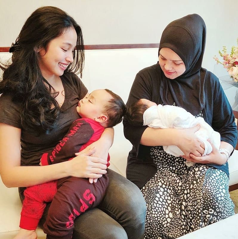 Begini momen pertama kali Siti Nurhaliza gendong bayinya, telaten abis