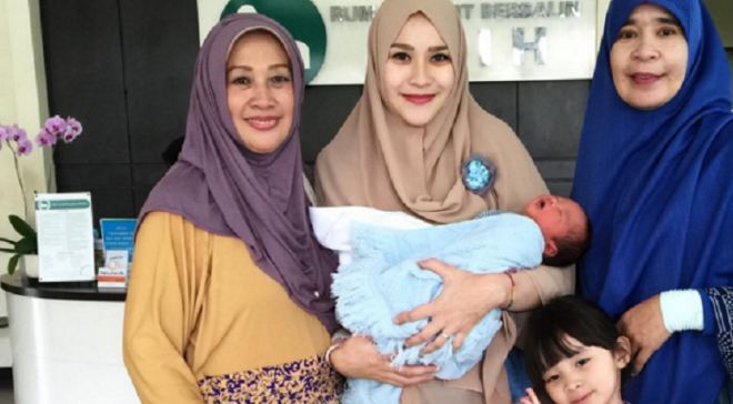 Punya anak lagi, ini momen Zaskia Mecca dari lahiran ke-1 hingga ke-4