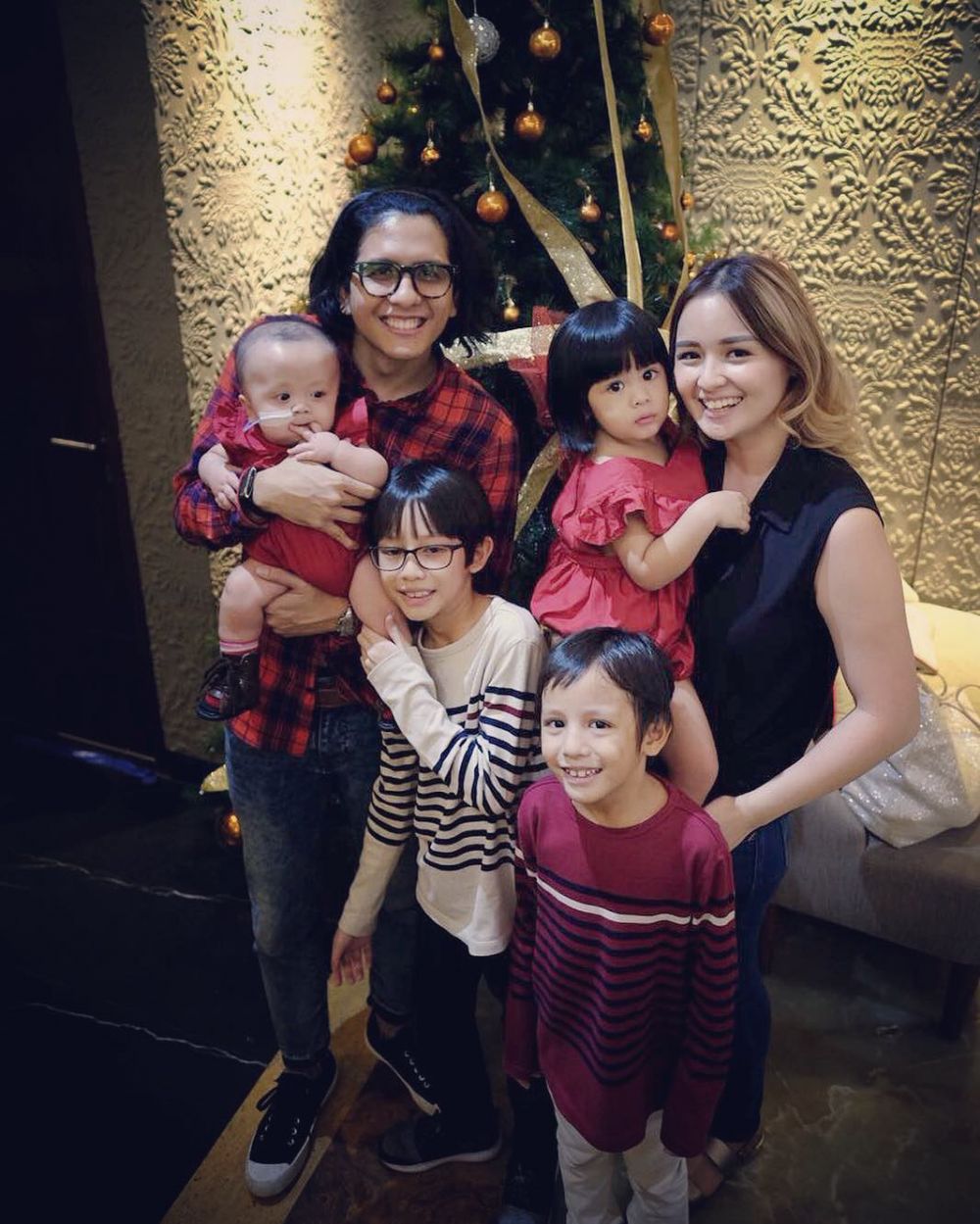 Usia 30-an, 6 seleb cantik ini sudah melahirkan empat anak