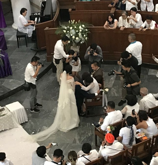 Sah suami-istri, ini 8 momen sakral nikahan Petra Sihombing-Firrina