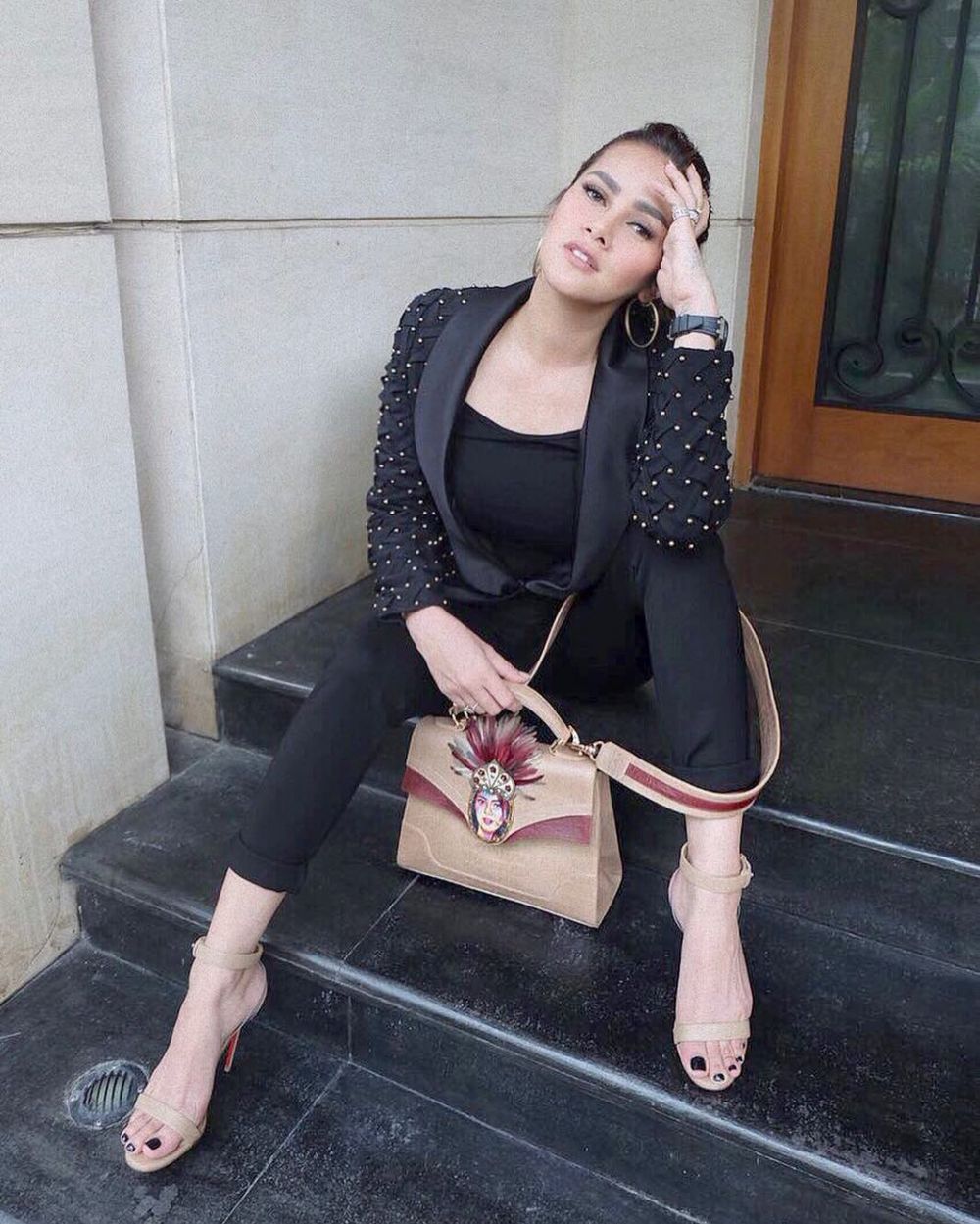 5 Seleb berpose ngangkang tak hanya seksi tapi gahar abis