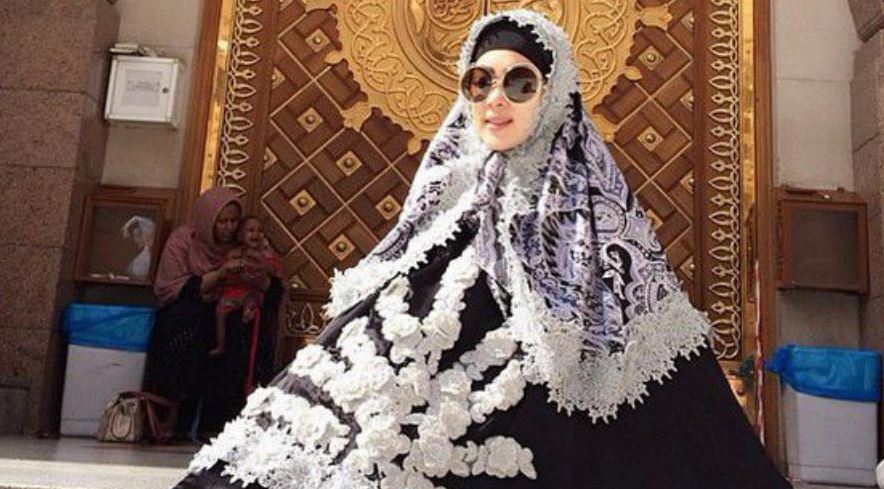 Tajir tapi tak pelit, ini 5 aksi mulia Syahrini berbagi dengan sesama