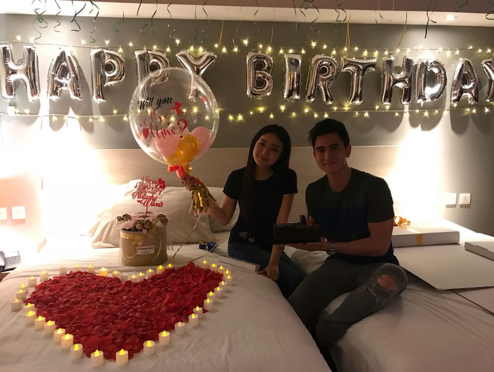 Pose 5 seleb berikan kejutan ulang tahun ke pacarnya di atas ranjang