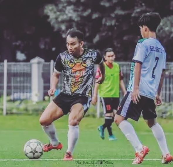 8 Aksi lincah Judika bermain bola ini bak atlet profesional