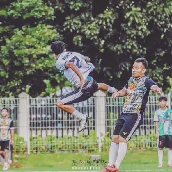 8 Aksi lincah Judika bermain bola ini bak atlet profesional