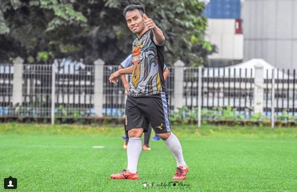 8 Aksi lincah Judika bermain bola ini bak atlet profesional