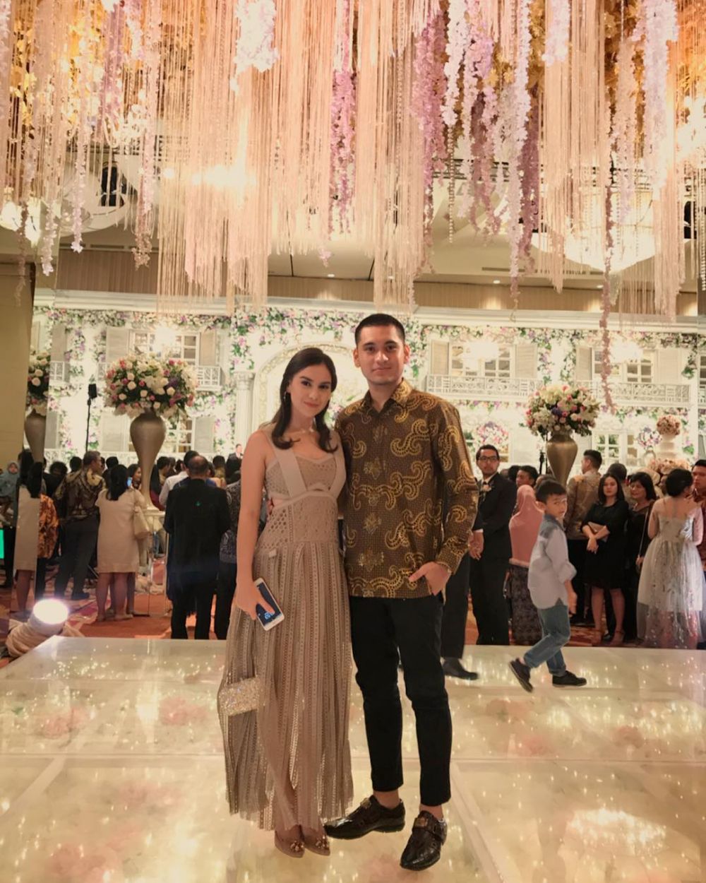 Serasi abis, begini gaya 10 pasangan seleb saat pergi kondangan