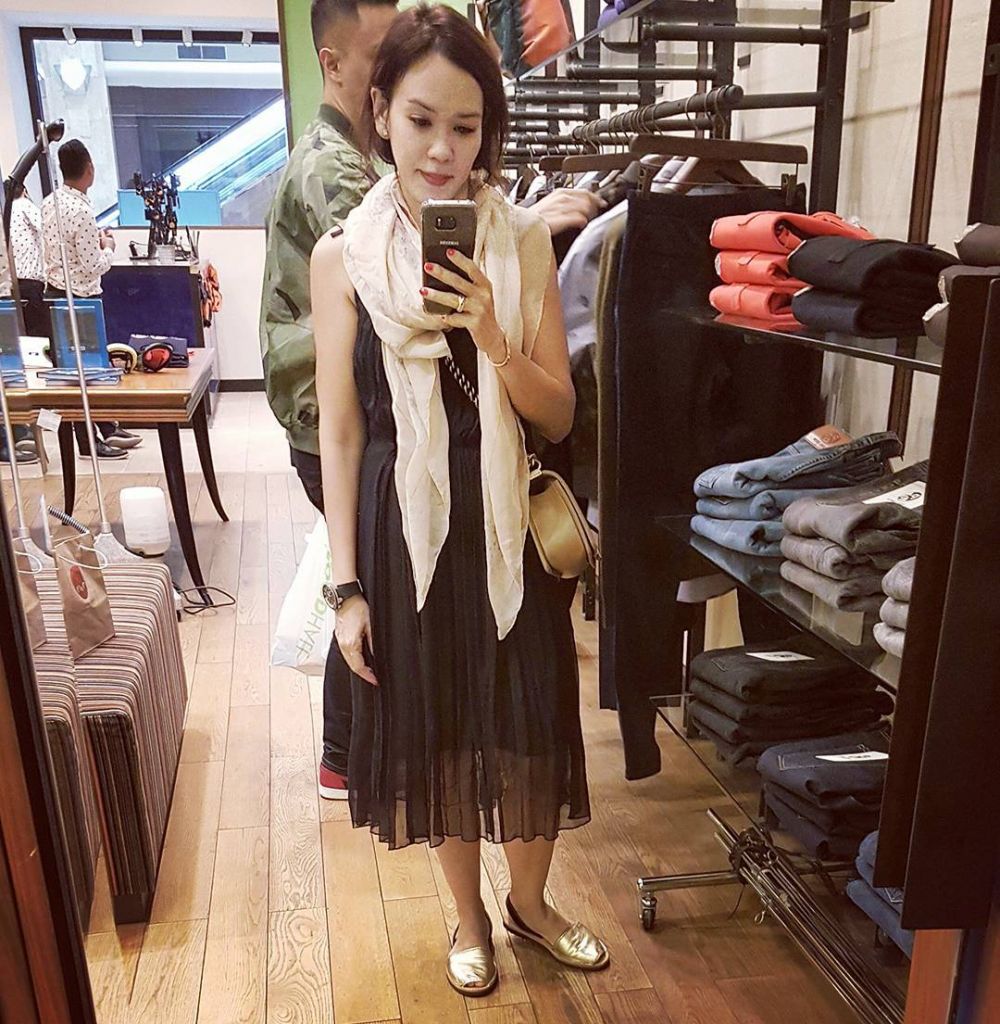 8 Gaya Tana Suwardhono, sahabat Dian Sastro yang hot mama abis