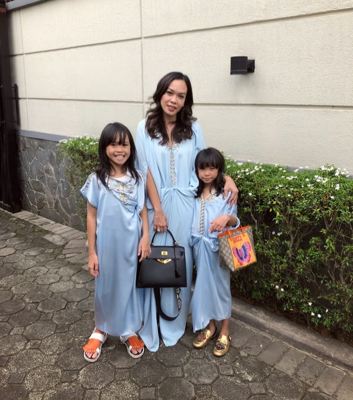 8 Gaya Tana Suwardhono, sahabat Dian Sastro yang hot mama abis