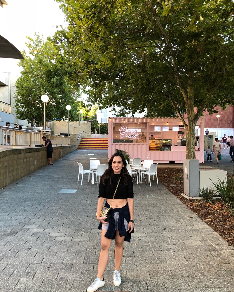 8 Gaya Tana Suwardhono, sahabat Dian Sastro yang hot mama abis