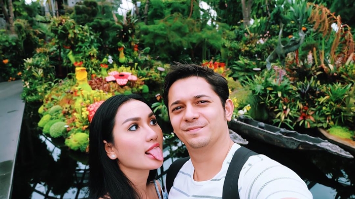 Pernah dekat sama Lucinta Luna, ini 10 kemesraan Andrew Andika & istri