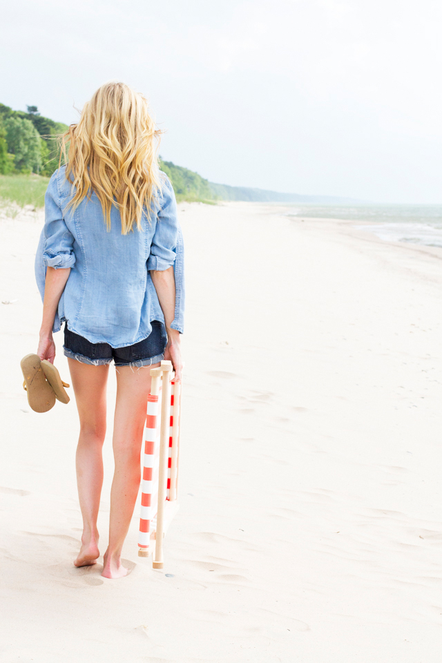 Ke pantai pakai denim, 7 inspirasi gaya ini bikin kamu tetap fotojenik