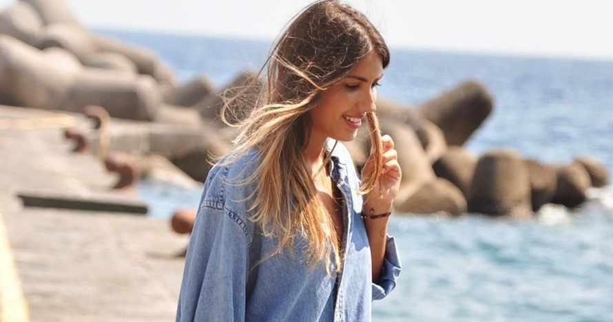 Ke pantai pakai denim, 7 inspirasi gaya ini bikin kamu tetap fotojenik