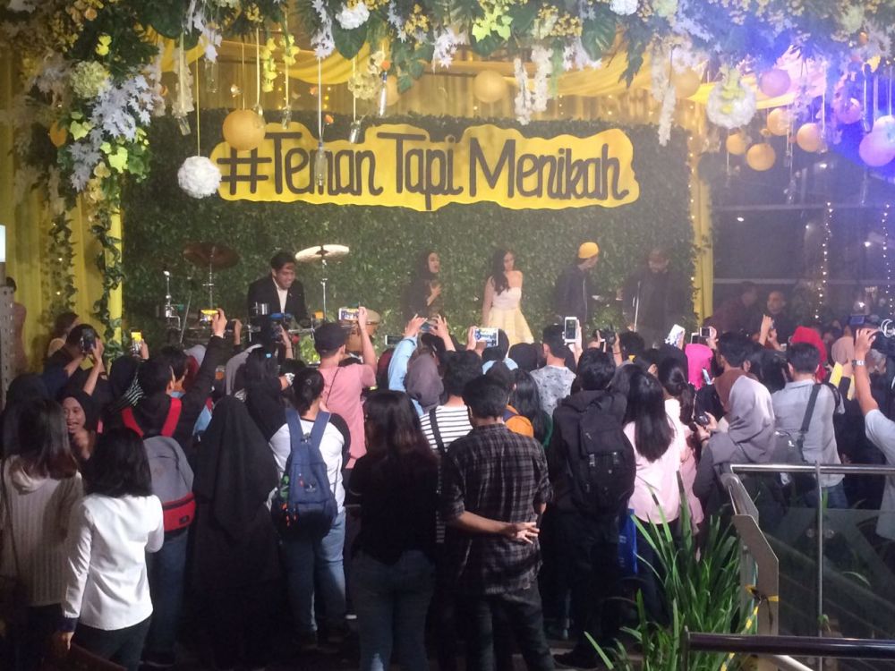 9 Potret keseruan Gala Premier Teman Tapi Menikah, meriah abis