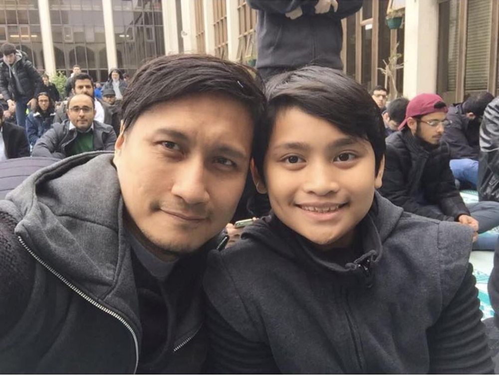 6 Potret ganteng Gavin Daffa, anak Arie Untung yang beranjak remaja