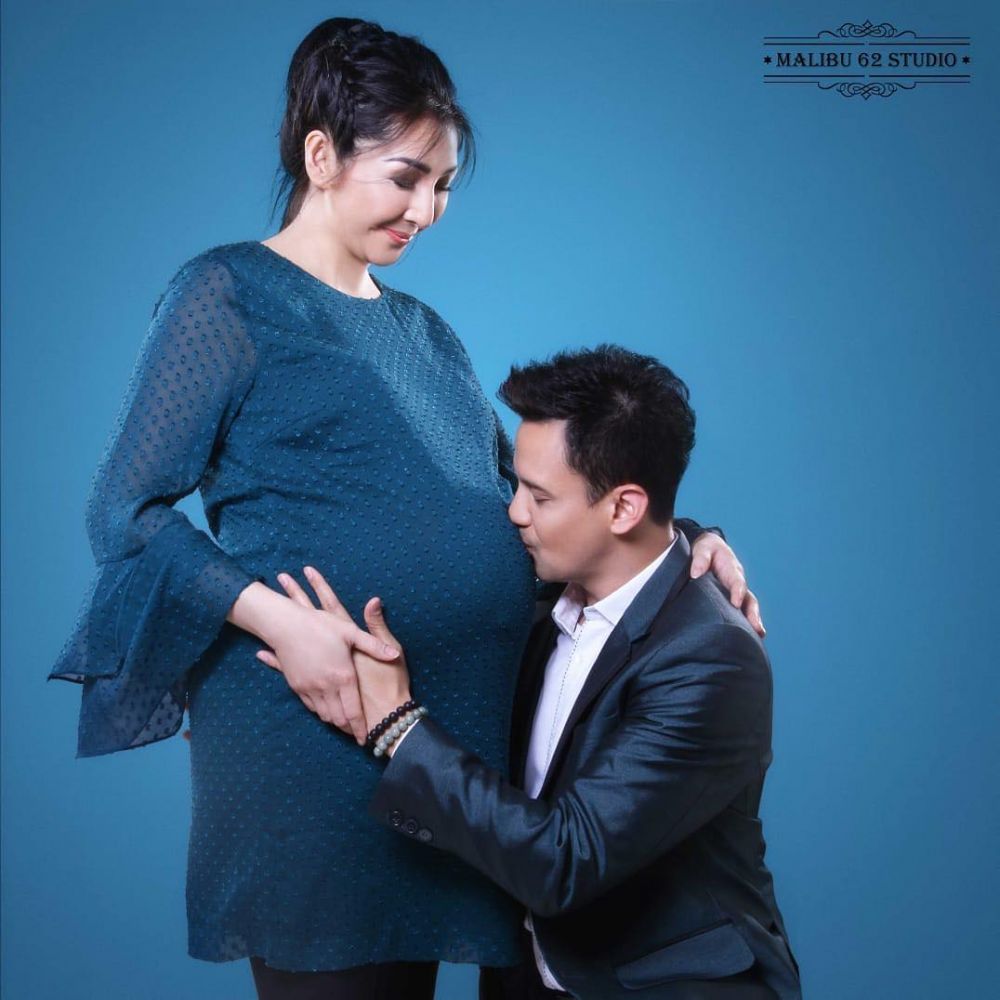 6 Foto maternity Lucky Perdana dan istri, elegan nan romantis