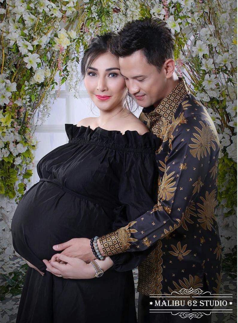 6 Foto maternity Lucky Perdana dan istri elegan nan romantis