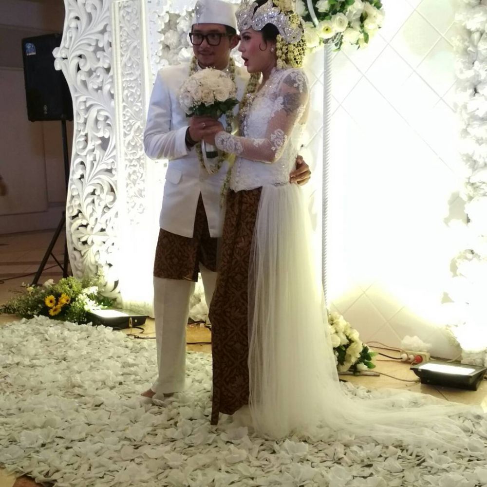 Sah! Ini 10 momen bahagia pernikahan Poppy Sovia dan Ahmad Gussaoki