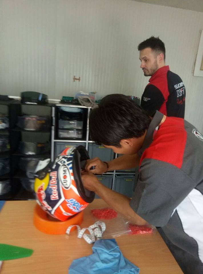 10 Gaya santai ala Mugiyono, teknisi helm pembalap MotoGP asal Kebumen