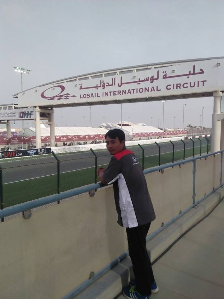 10 Gaya santai ala Mugiyono, teknisi helm pembalap MotoGP asal Kebumen