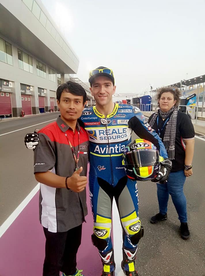 10 Gaya santai ala Mugiyono, teknisi helm pembalap MotoGP asal Kebumen