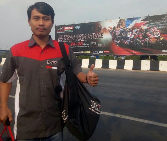 10 Gaya santai ala Mugiyono, teknisi helm pembalap MotoGP asal Kebumen