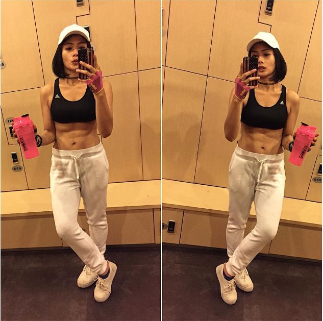 Pose mirror selfie 6 seleb cantik usai fitness, pamer perut rata
