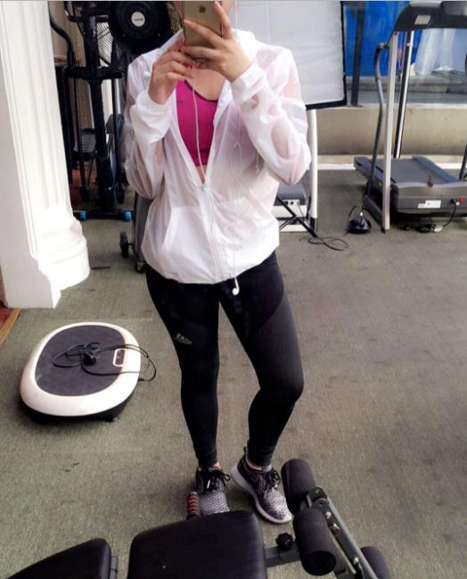 Pose mirror selfie 6 seleb cantik usai fitness, pamer perut rata