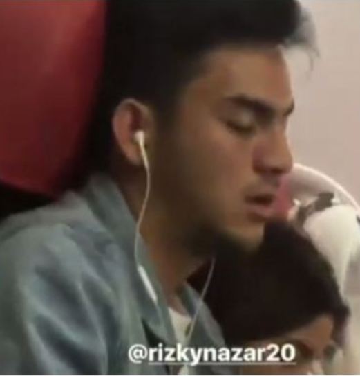 Terlelap saat penerbangan, 7 momen seleb terpotret sedang tidur mangap