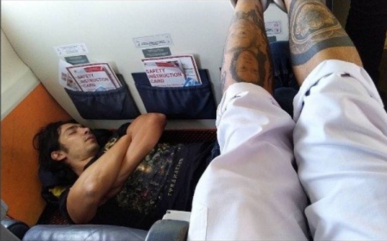 Terlelap saat penerbangan, 7 momen seleb terpotret sedang tidur mangap