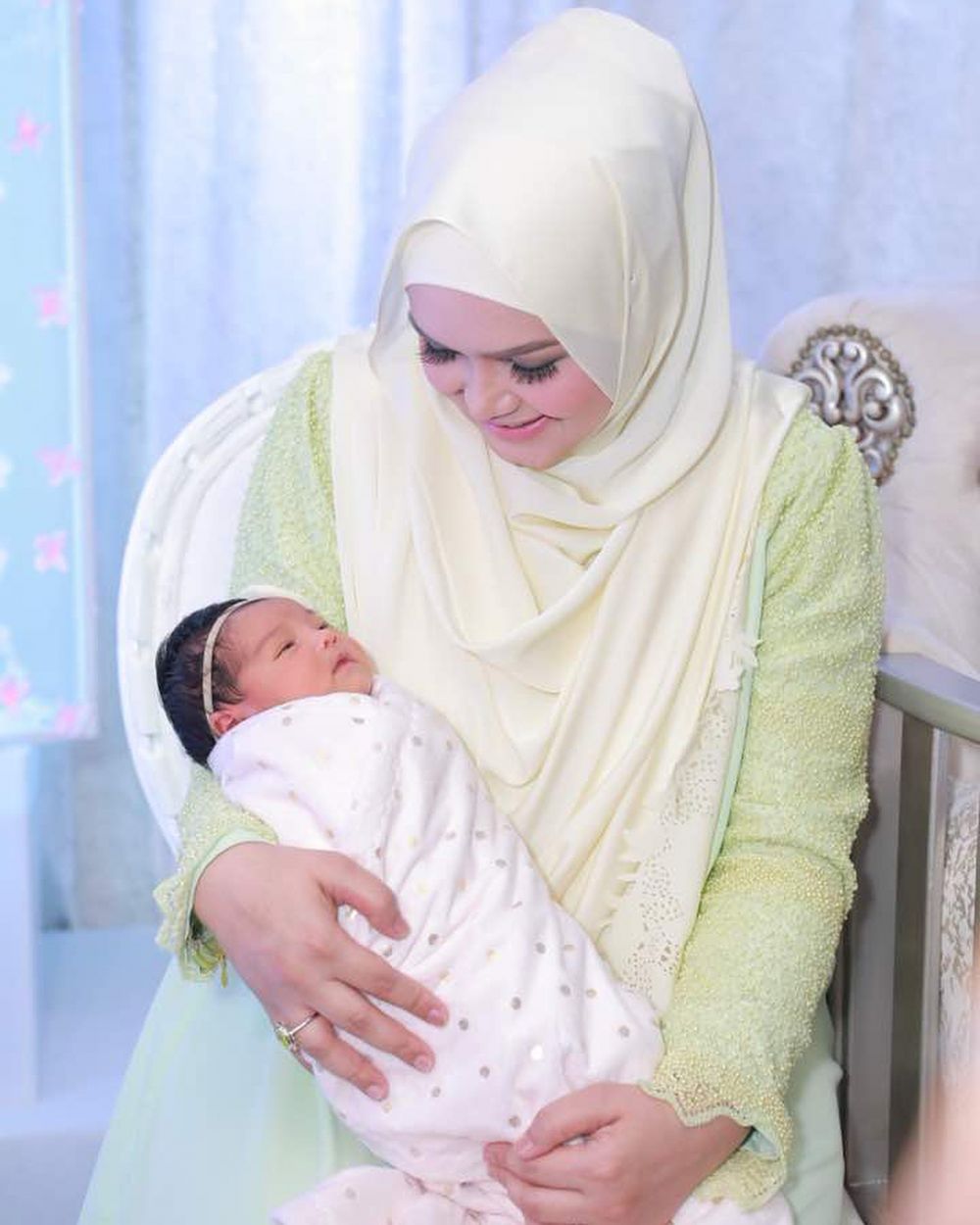 Dikenalkan ke publik, ini 11 momen aqiqah anak pertama Siti Nurhaliza