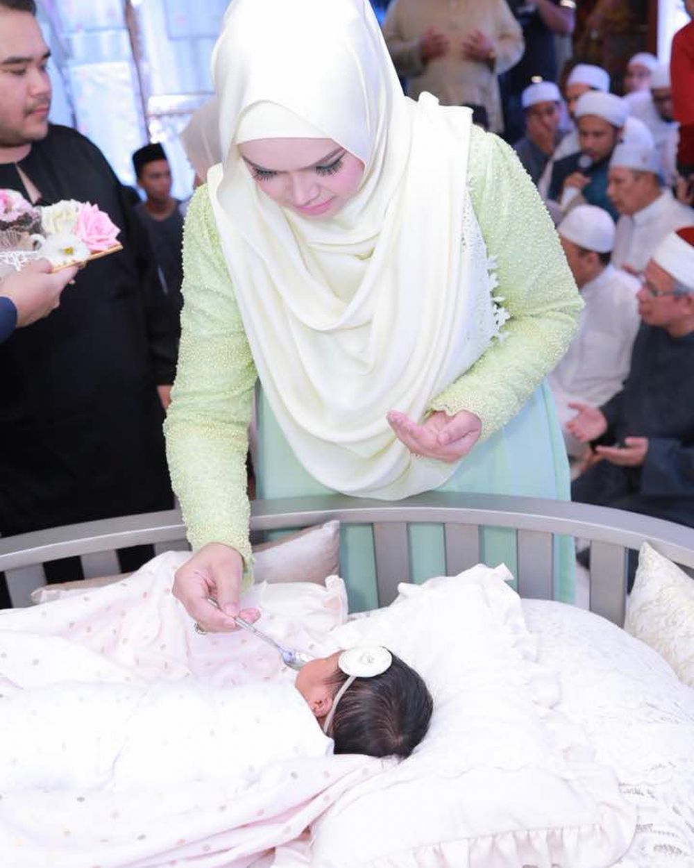 Dikenalkan ke publik, ini 11 momen aqiqah anak pertama Siti Nurhaliza