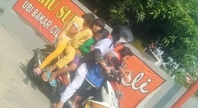 10 Gaya nyentrik emak-emak naik motor bikin mules nahan tawa