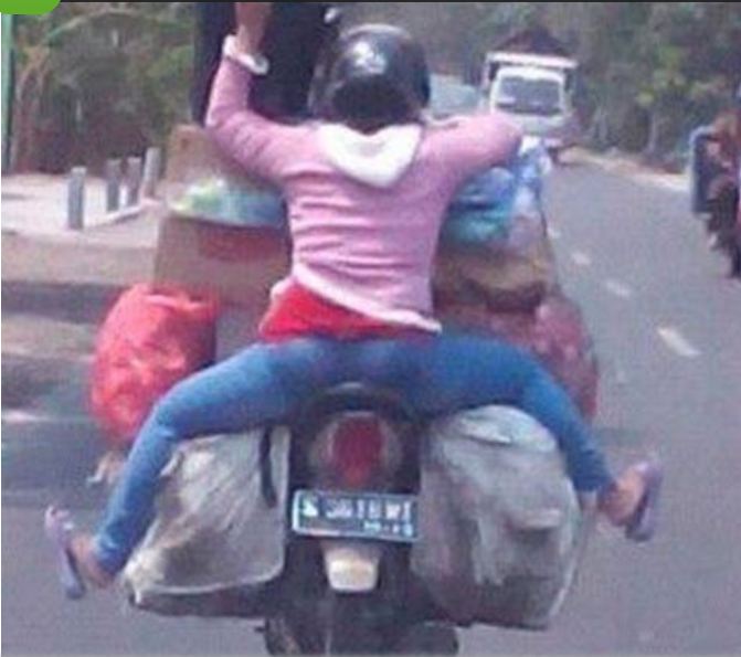 10 Gaya nyentrik emak-emak naik motor bikin mules nahan tawa