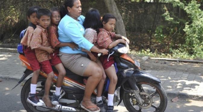 10 Gaya nyentrik emak-emak naik motor bikin mules nahan tawa