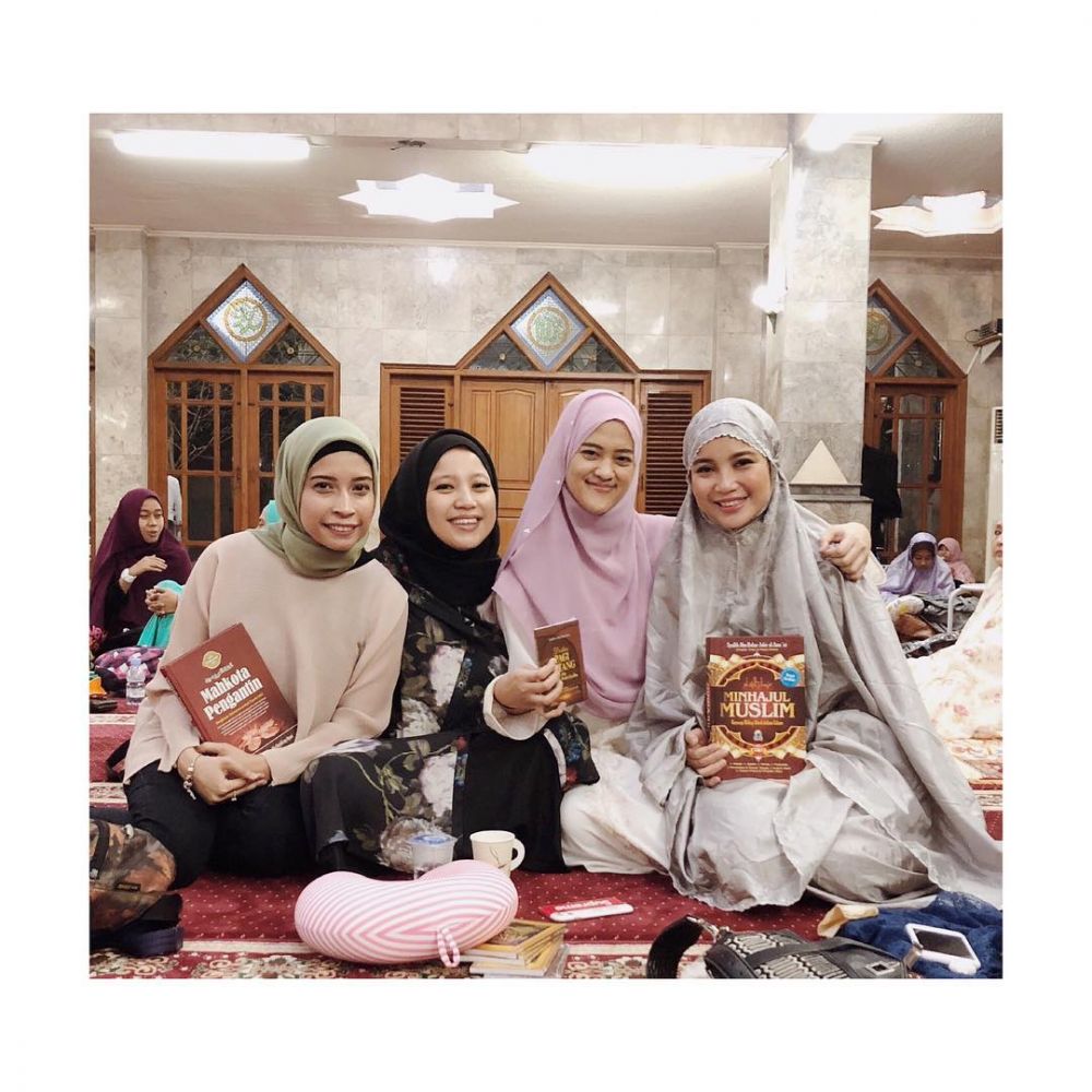 Penampilan makin tertutup, 8 pesona Chacha Frederica mantap berhijab