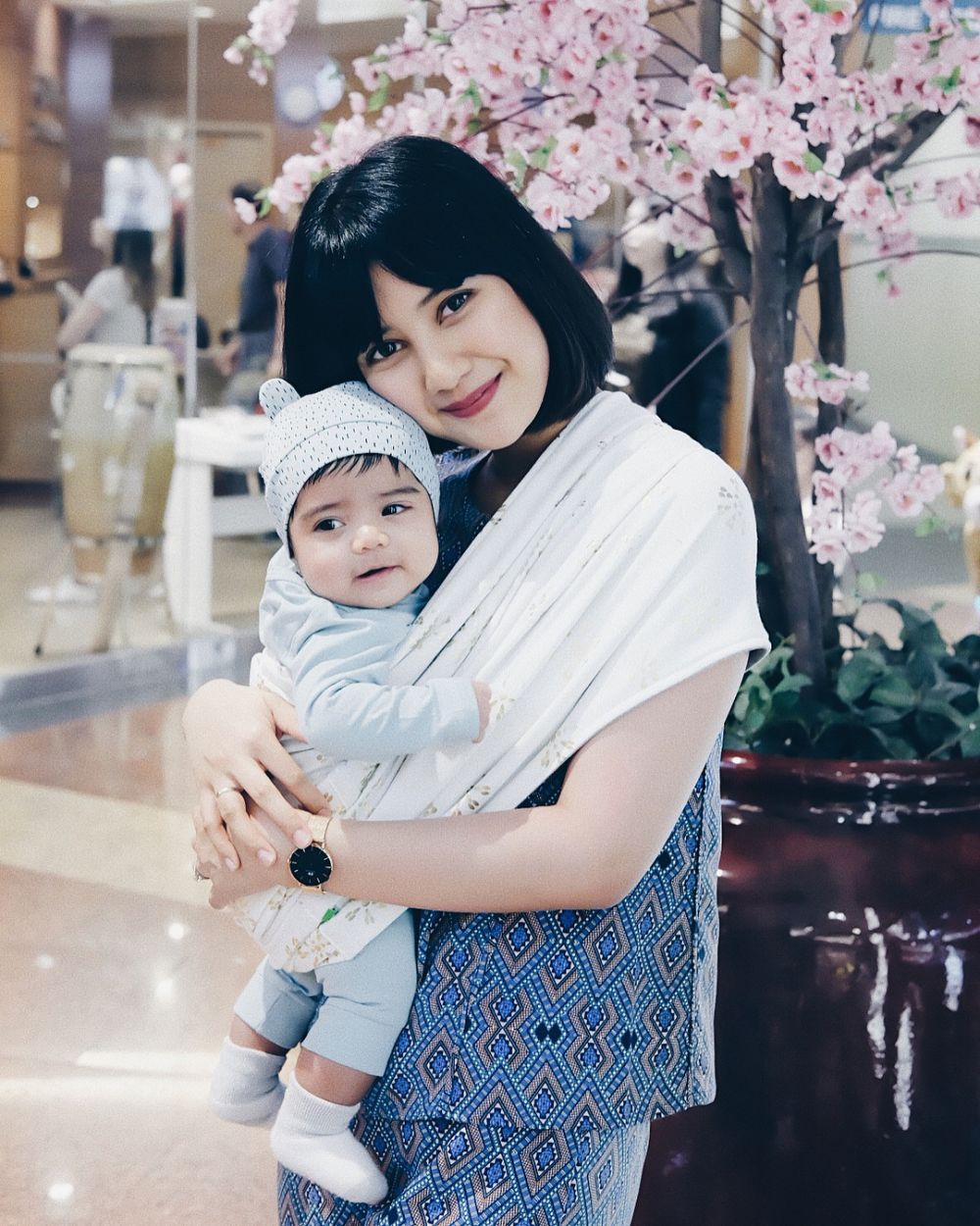 Jadi mama muda, 10 gaya Fita Anggriani saat gendong anak ini bak ABG