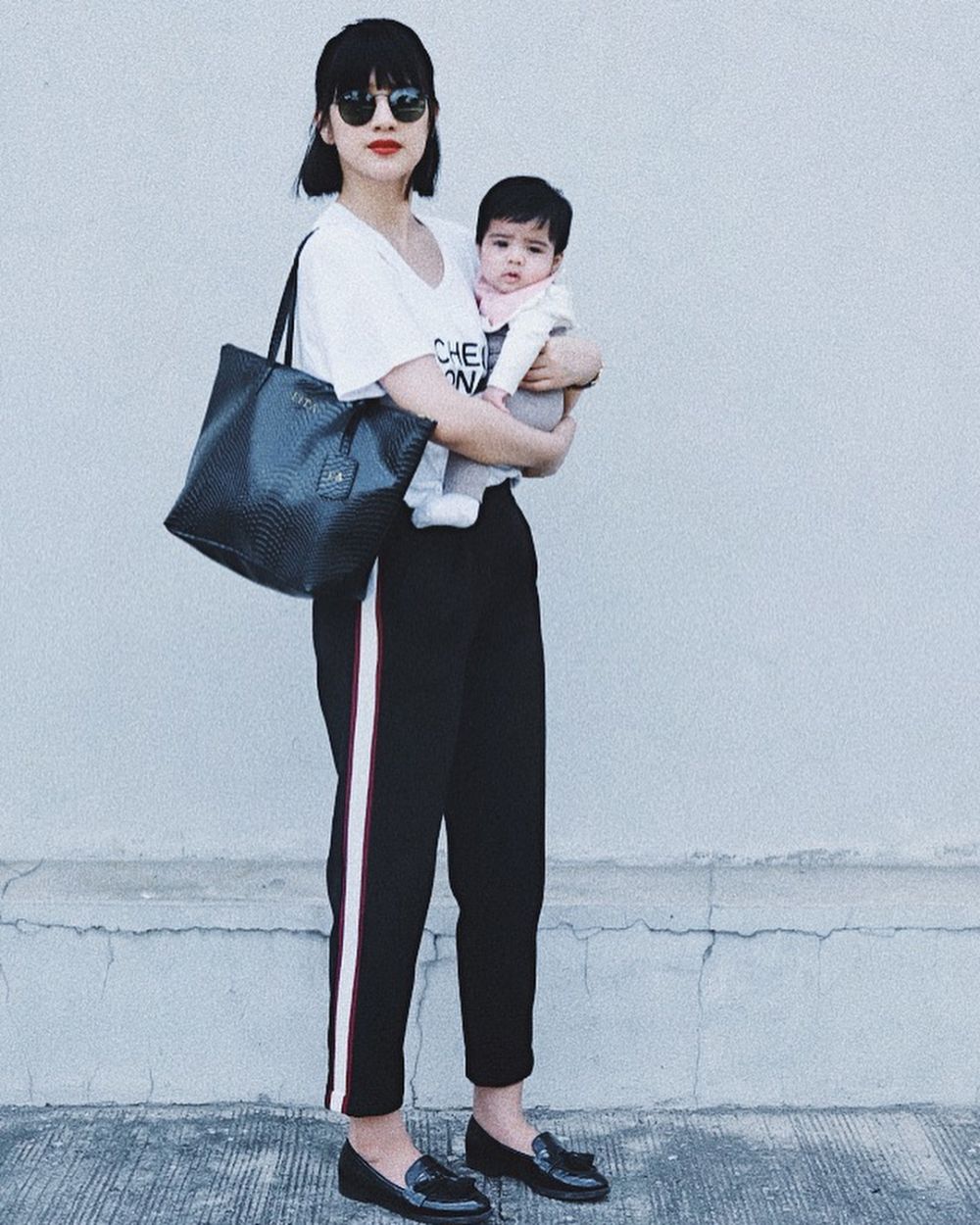 Jadi mama muda, 10 gaya Fita Anggriani saat gendong anak ini bak ABG