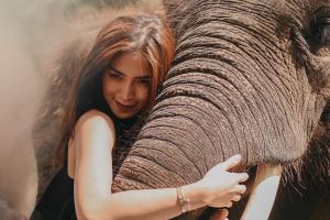 5 Potret Jessica Iskandar berpose dengan gajah, tetep sensual