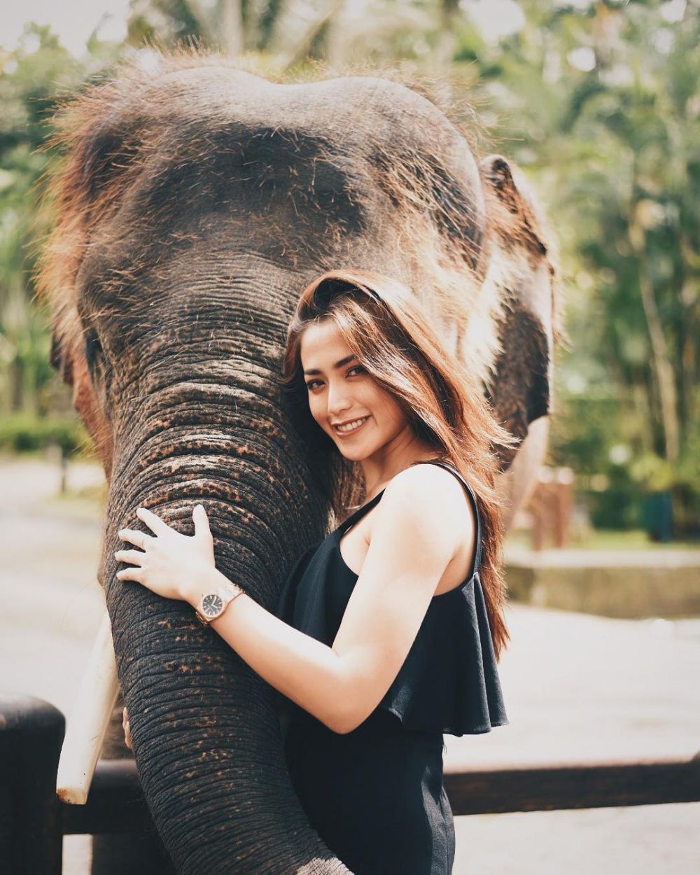 5 Potret Jessica Iskandar berpose dengan gajah, tetep sensual