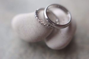 Pakai cincin sudah biasa, ini 5 potret cara unik melamar kekasih