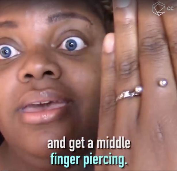 Pakai cincin sudah biasa, ini 5 potret cara unik melamar kekasih