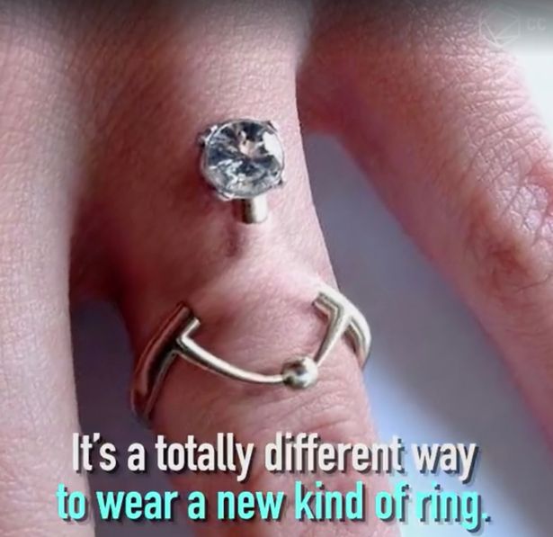Pakai cincin sudah biasa, ini 5 potret cara unik melamar kekasih
