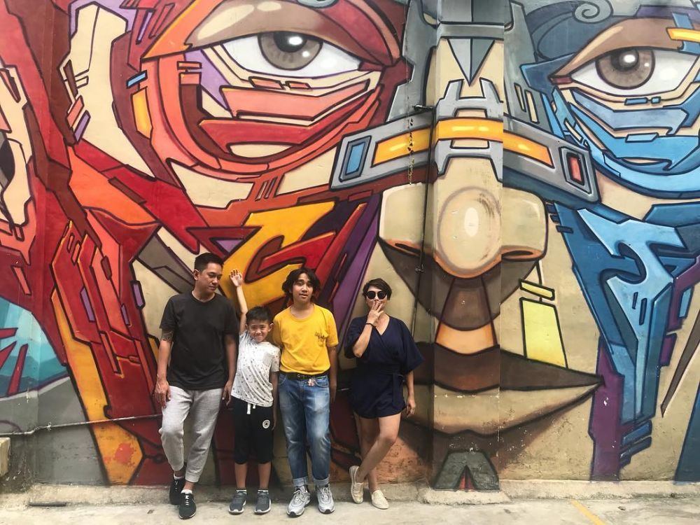 10 Momen seru Indy Barends keluarga kecilnya, sama-sama suka iseng