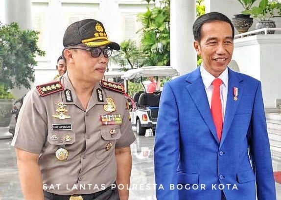 Berjas biru & dasi merah, begini gaya kece Jokowi saat perpanjang SIM