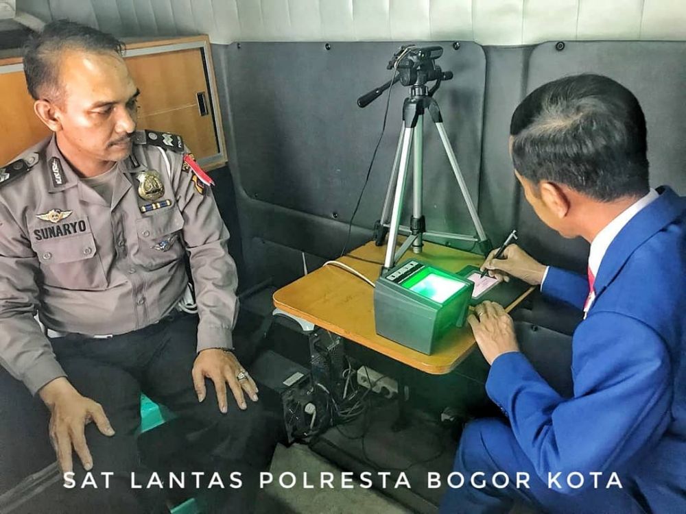 Berjas biru & dasi merah, begini gaya kece Jokowi saat perpanjang SIM