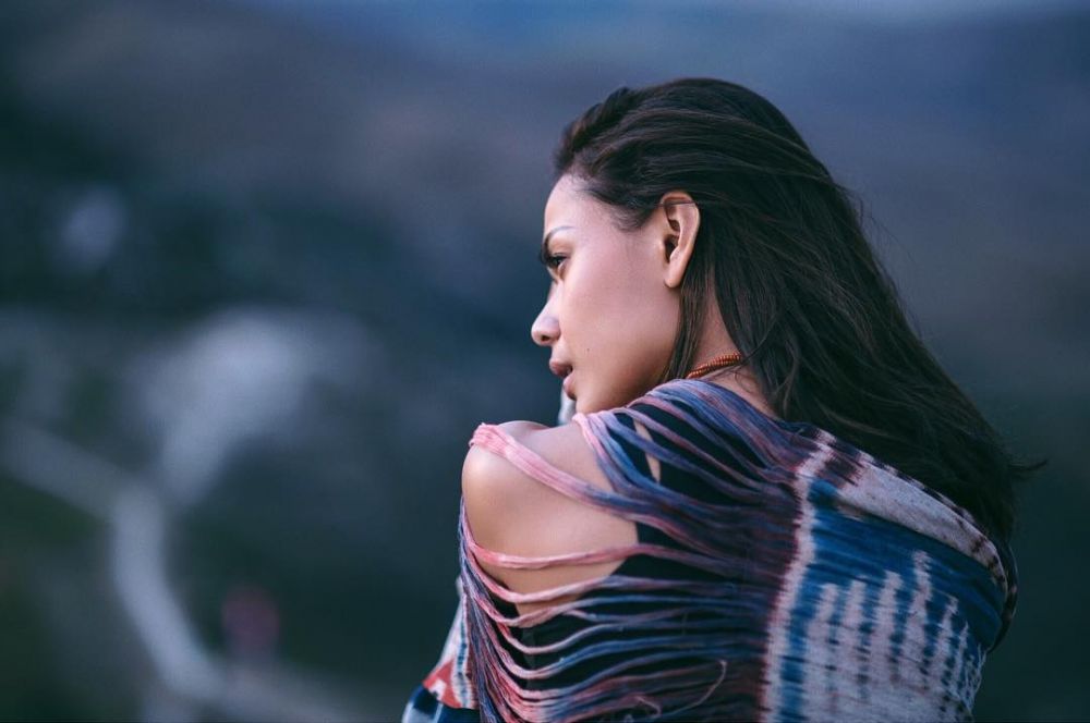 8 Pose Adinia Wirasti pamer pundak ini bikin cowok geregetan